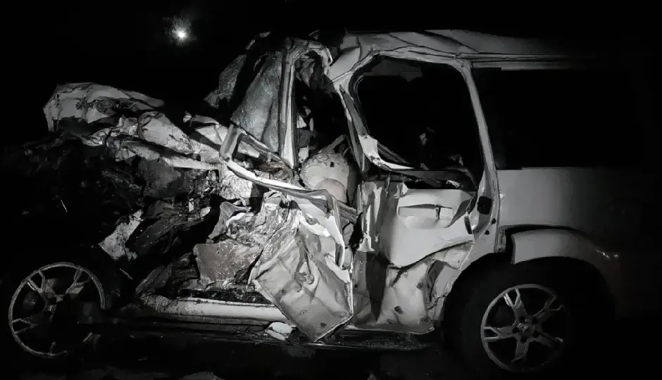 यूपी: मऊ में दर्दनाक सड़क हादसा, स्कॉर्पियो-ट्रेलर भिड़ंत में 5 लोगों की मौत; शादी से लौटता परिवार हुआ काल के गाल में समाया