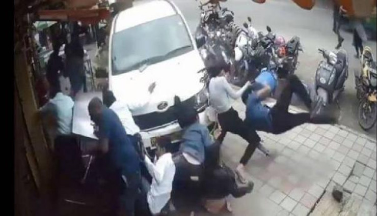 बेकाबू कार ने फुटपाथ पर चल रहे लोगों को उड़ाया, देखे वीडियो