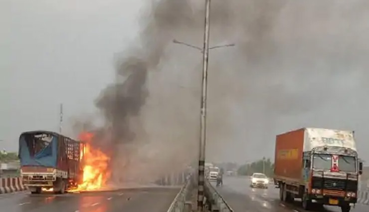 जयपुर-अजमेर हाईवे पर ट्रेलर-मिनी ट्रक की भिडंत, ड्राइवर व हेल्पर जिंदा जले