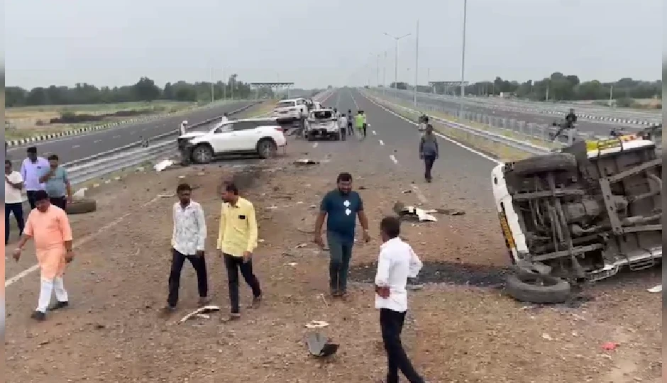 भारतमाला एक्सप्रेसवे पर हुआ बड़ा सड़क हादसा, एक साथ भिड़ीं चार लग्ज़री गाड़ियां