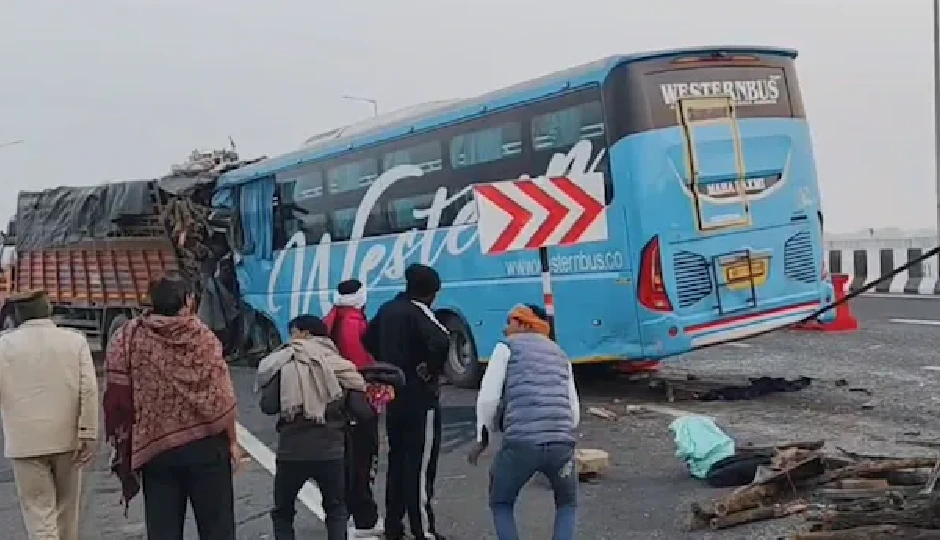 दिल्ली-मुंबई एक्सप्रेसवे पर खौफनाक टक्कर, ट्रक में घुसी बस, दो की मौत, दर्जनों घायल