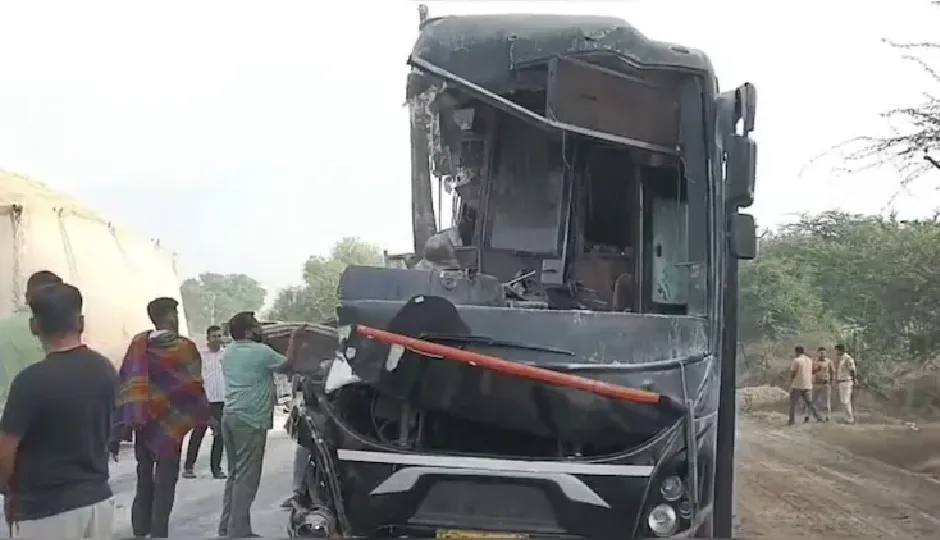 मेगा हाईवे पर दर्दनाक हादसा, ट्रक-बस भिड़ंत में 5 की जान गई
