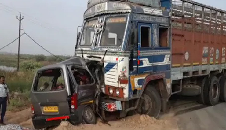 गुजरात:  तेज रफ्तार ट्रक और कार में हुई जबरदस्त टक्कर, एक ही परिवार के 10 लोगों की मौत