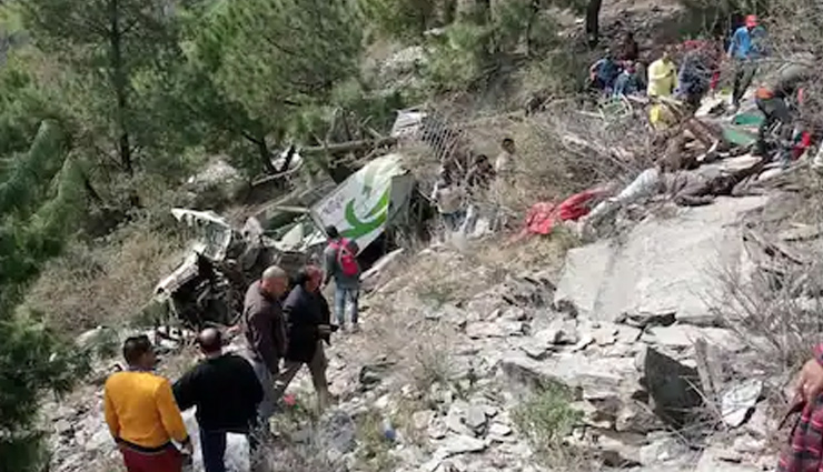 हिमाचल: खाई में गिरी निजी बस, 8 लोगों के शव बरामद, 10 घायल 