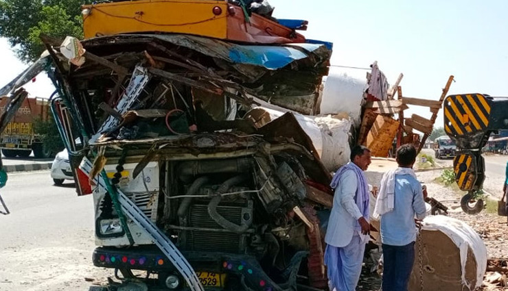 दर्दनाक सड़क हादसा / जयपुर में हाईवे पर खड़े ट्रेलर से टकराया ट्रक, ड्राइवर के बेटे का सिर धड़ से हुआ अलग