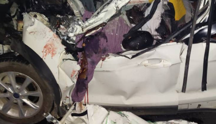 कन्नौज में भीषण सड़क हादसा, आगरा एक्सप्रेस वे पर खड़े ट्रक से टकराई कार, 6 की मौत