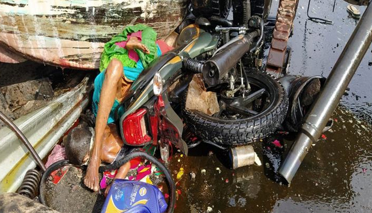 राॅन्ग साइड जाकर बाइक पर पलटा टैंकर, नीचे दबे चार लोगों की हुई मौत