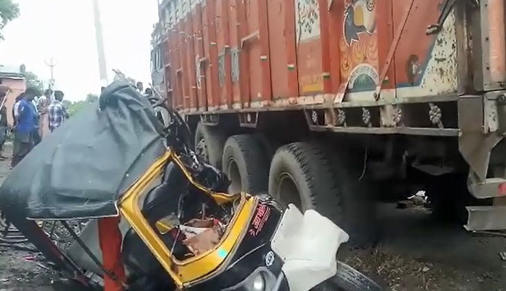 गया / तेज रफ्तार ट्रक ने दो ऑटो को मारी टक्कर,  8 लोगों की हुई मौत