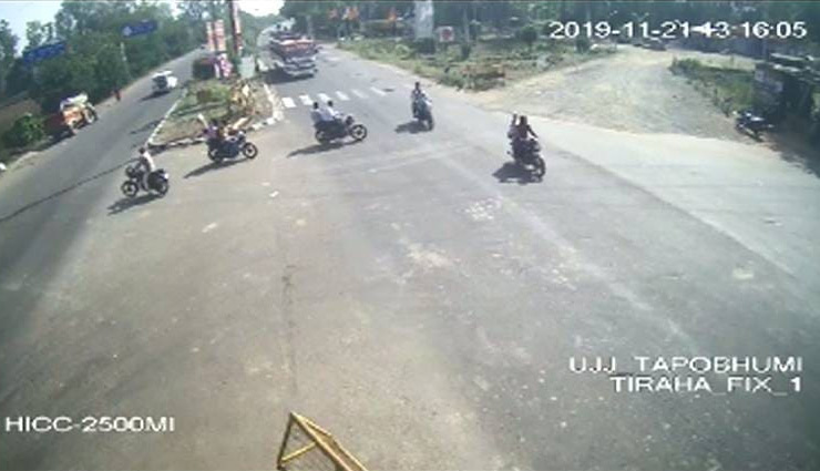 मध्य प्रदेश : तेज रफ्तार बस ने बाइक सवारों को उड़ाया, सामने आई तस्वीरें