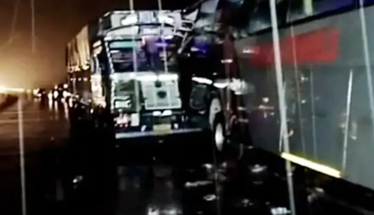 UP: बाराबंकी में भीषण सड़क हादसा, डबल डेकर बस को ट्रेलर ने मारी टक्कर; 18 यात्र‍ियों की मौत 