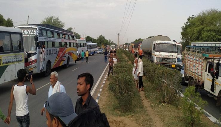 दौसा : सो रहे अधेड़ की हत्या, आरोपियों की गिरफ्तारी की मांग को लेकर ग्रामीणों ने हाईवे किया जाम