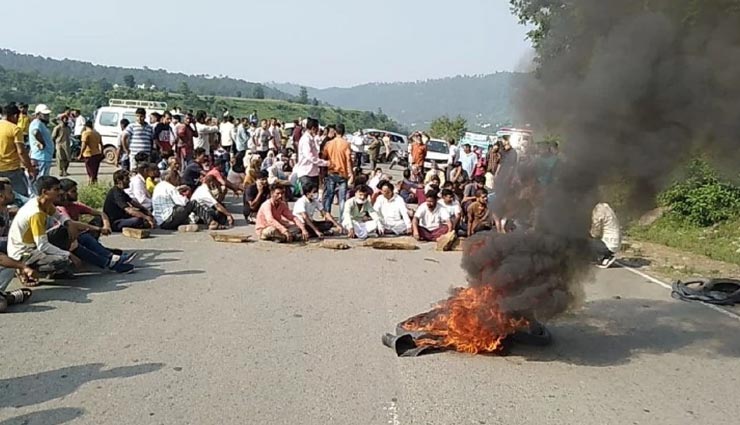 जम्मू-कश्मीर : घर के अंदर कर डाली युवक की निर्मम हत्या, आक्रोशित लोगों ने हाईवे किया जाम 