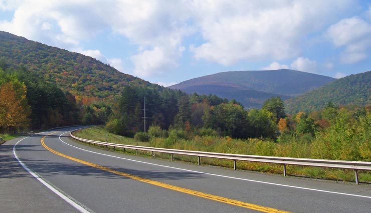weird information,interesting facts,yellow and white lines on the road,facts related yellow and white lines