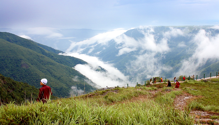 romantic road trips in india,road trips in india,manali to leh,shillong to cherrapunjee,mumbai to goa,ahmedabad to kutch,kozhikode to kollegal,visakhapatnam to araku valley