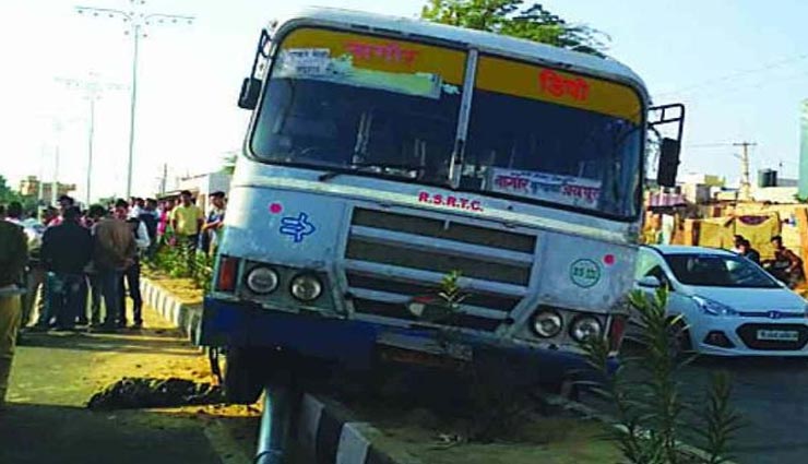 जोधपुर : जानवर को बचाने के चक्कर में डिवाइडर से टकराई रोडवेज बस, 15 लोग घायल
