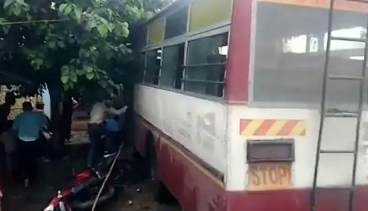UP News: कानपुर में सवारियों से भरी रोडवेज बस का ब्रेक फेल, हाईवे किनारे सब्जी मंडी में घुसी; एक की मौत