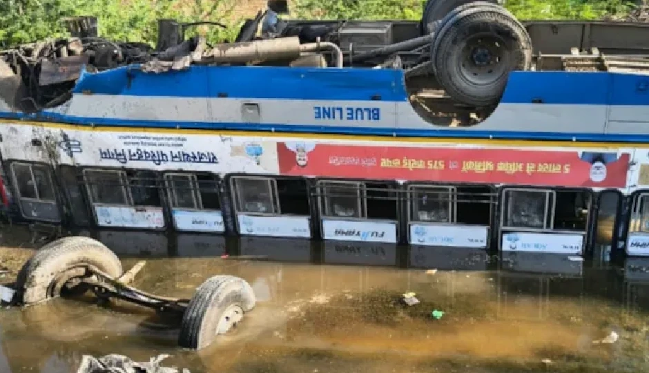 टोंक: नियंत्रण खोकर गहरे गड्ढे में जा गिरी सवारियों से भरी राजस्थान रोडवेज की बस, कई घायल