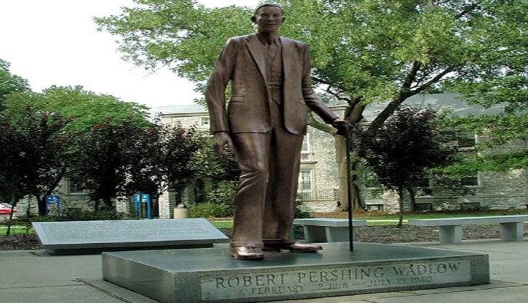 आज तक कोई नहीं तोड़ पाया इस शख्स की लंबाई का रिकॉर्ड, 6 महीने की उम्र में थे 3 फीट लंबे weird news,weird information,weird person,the tallest man in history,robert wadlow