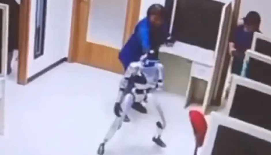 अचानक बेकाबू हुआ ह्यूमनॉइड रोबोट, अपने ही मालिक पर बरसाईं लातें; वीडियो वायरल