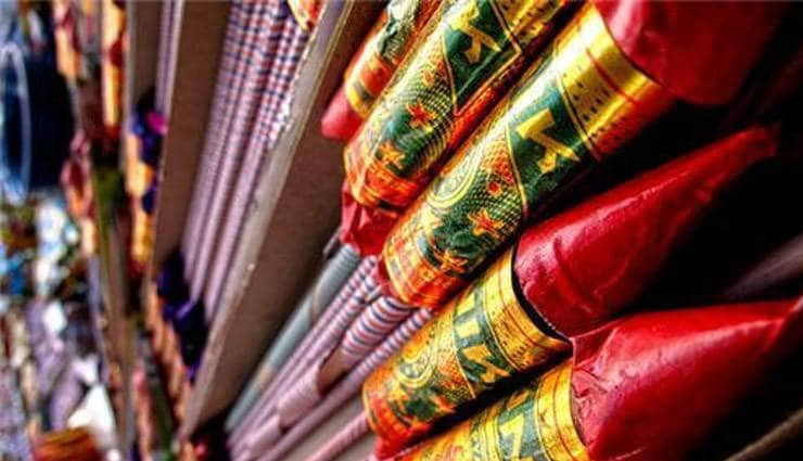 अपने प्राइवेट पार्ट में फंसाकर रॉकेट चला रहा था ये युवक, जला बदन, VIDEO हिला देगा आपको weird news in hindi,rocket,cracker,viral video,social media,rocket,cracker,viral video