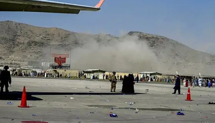काबुल एयरपोर्ट की तरफ दागे गए 5 रॉकेट, कई जगहों पर धुआं और आग; अभी तक किसी के हताहत होने की सूचना नहीं