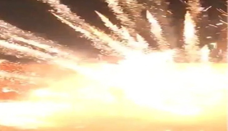 अपने प्राइवेट पार्ट में फंसाकर रॉकेट चला रहा था ये युवक, जला बदन, VIDEO हिला देगा आपको weird news in hindi,rocket,cracker,viral video,social media,rocket,cracker,viral video