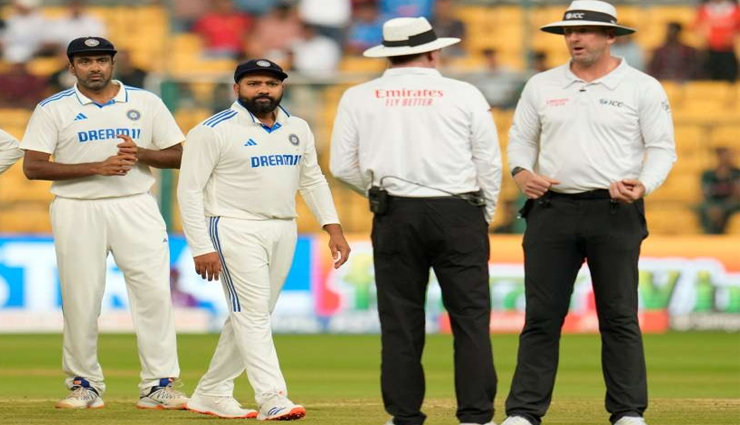 बेंगलुरु टेस्ट: खेल जल्दी रोके जाने पर रोहित शर्मा और विराट कोहली ने अंपायरों से की बहस, वीडियो वायरल
