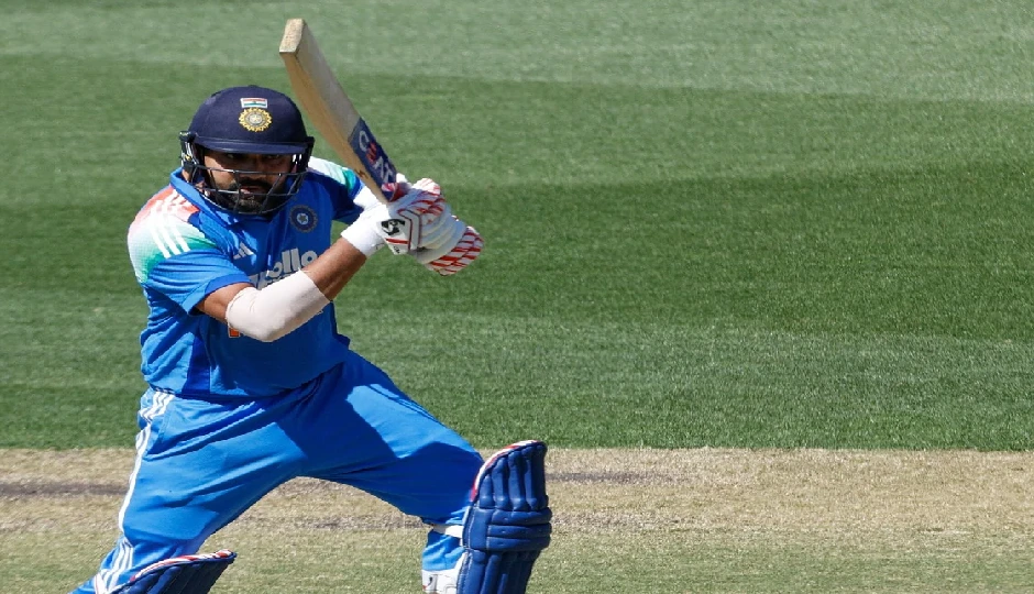 रोहित शर्मा खराब गेंद पर 73 रन बनाकर आउट, स्टार्क को मिली सफलता