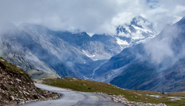 skiing,skiing enthusiasts india,best skiing destination in india,travel,travel guide,travel tips,holidays