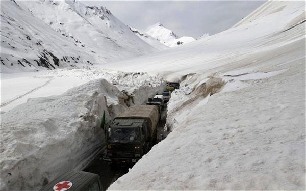 most dangerous roads of india,patratu ghati,rohtang pass,pangi ghati,zozilla pass,khardong la pass