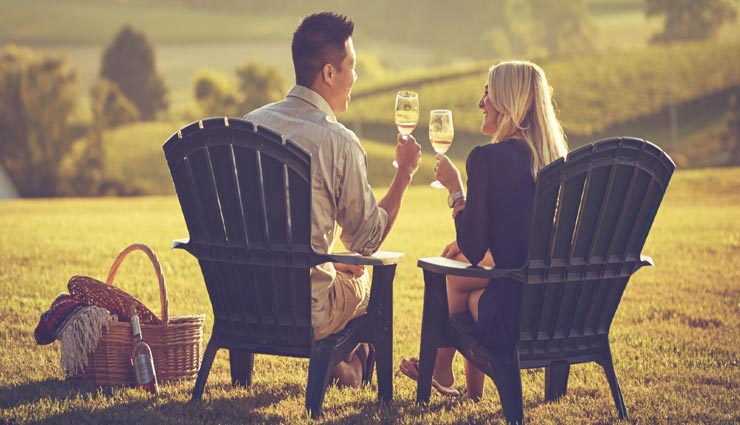 इन तरीकों की मदद से बनाए अपने बोरिंग पति को रोमांटिक