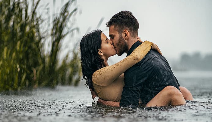 बारिश और रोमांस का है गहरा नाता, इन तरीकों से पार्टनर के साथ माहौल को बनाए रोमांटिक 