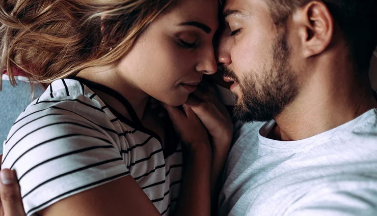 signs of romantic attraction,identifying romantic interest,signals of romantic liking,indications of romantic connection,clues of mutual attraction,recognizing romantic chemistry,major signs of liking someone,gestures of romantic interest,body language of romantic attraction,emotional signs of romantic affection