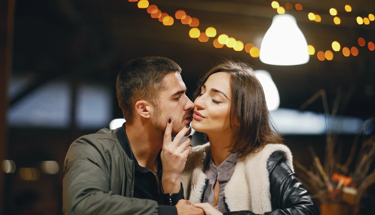 romantic signs,signs he is interested in you,relationship tips,dating tips,couple tips