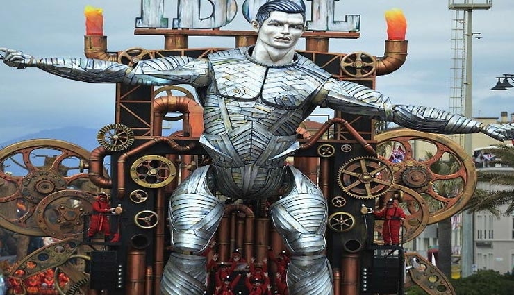 पेपर से बनाई क्रिस्टियानो रोनाल्डो की प्रतिमा, ऊंचाई 4 मंजिला इमारत जितनी, देखे वीडियो