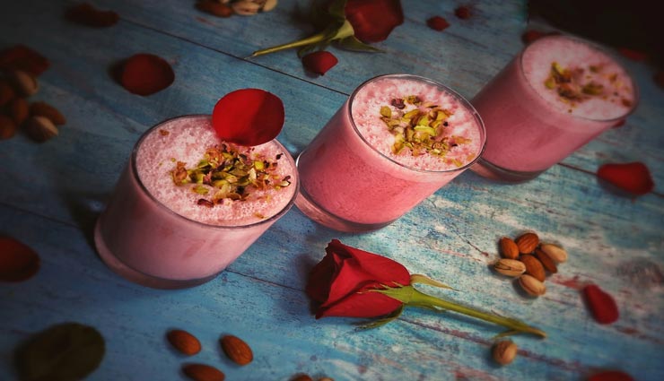 लॉकडाउन रेसिपी : बिना मेहनत मिनटों में बनाए स्वादिष्ट 'रूह आफ्जा लस्सी'