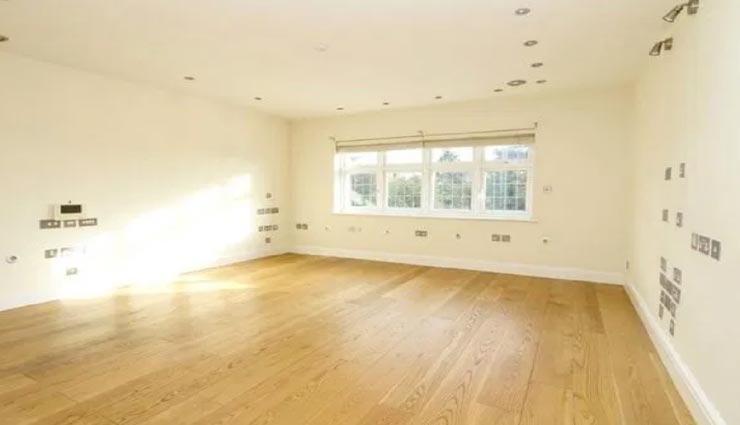 बाहर से आलिशान दिखने वाले इस घर के अंदर का नजारा चौकाने वाला, लोगों ने किए रोचक कमेंट्स weird news,weird home,luxury house,enough plug sockets in house,house of sockets