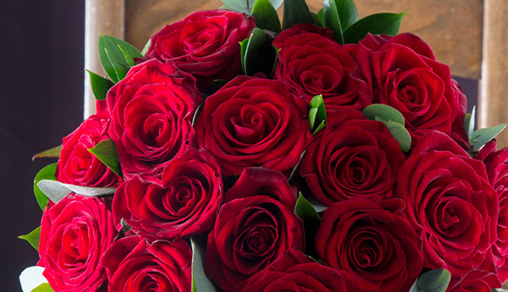 flower gift ideas for women,flowers for romantic gestures,popular flowers for girlfriends,flowers for women’s preferences,romantic floral arrangements,choosing flowers for her,flower meanings for romantic gifts,favorite flowers for female friends,flowers that women adore,symbolic flowers for romantic gifts