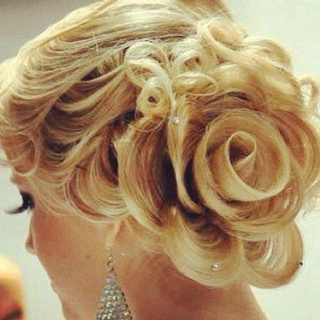 स्टाइलिश बन जो लगा देंगे आपकी सुन्दरता में चार चाँद rosy bun,braided bun,french bun,high bun hairstyle with bangs,sectioned bun,trending bun,bun hairstyle