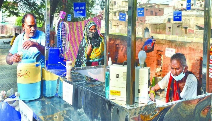 'बाबा का ढाबा' और 'कांजी बड़े वाले बाबा' के बाद अब बदली 'रोटी वाली अम्मा' की किस्मत, 20 रुपये में खिलाती है भरपेट खाना uttar pradesh,agra,roti wali amma,social media,news