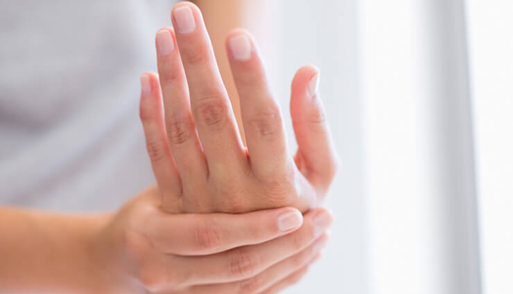Causes Of Dry And Rough Hands and 10 Home Remedies to Treat It