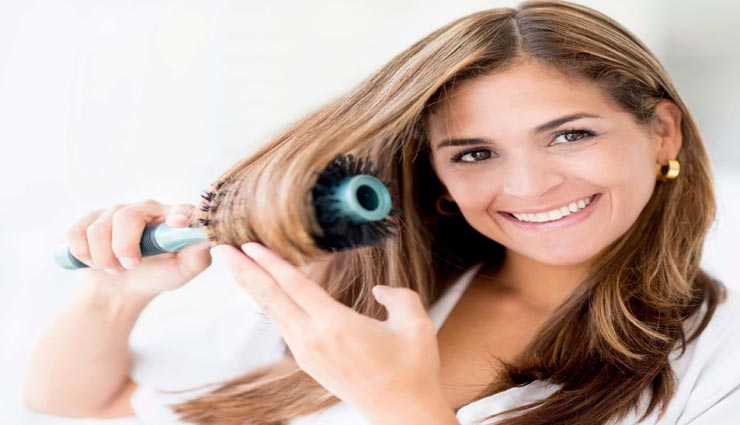 राउंड ब्रश की मदद से बनाए अपने बालों को बाउंसी और स्टाइलिश