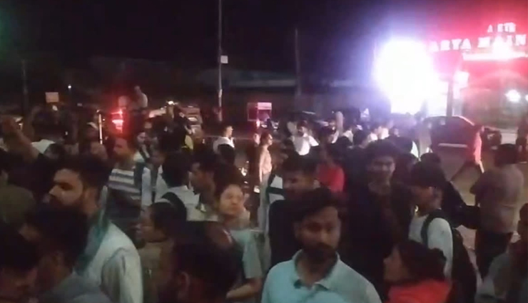 RSSB स्टेनो स्किल टेस्ट परीक्षा के बाद परीक्षा केन्द्र के बाहर धरने पर बैठे परीक्षार्थी, दोबारा आयोजित करवाने की माँग