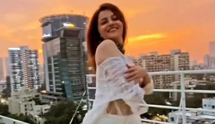 छत पर 'दिल को करार आया' गाने पर झूमती आईं नजर रुबीना दिलैक, देखें Video