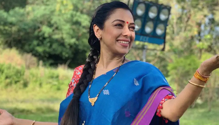 साड़ी पहनकर बाइक पर पोज देती नजर आई TV की अनुपमां, फैंस ने तस्वीर पर बरसाया भरपूर प्यार