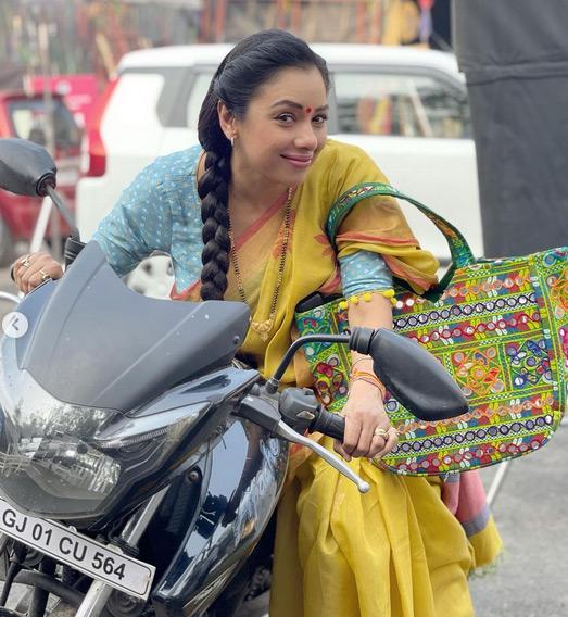 anupama,rupali ganguly,riding bike,saree,photo viral,tv gossips