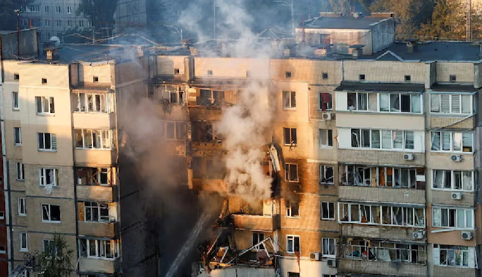 यूक्रेन की सरकारी इमारत धधकी, रूस ने कीव पर बरसाए ड्रोन और मिसाइलें; तीन की मौत, 18 घायल, मासूम बच्चा भी बना शिकार