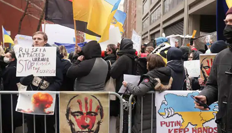 यूक्रेन पर हमला: विरोध में सड़कों पर उतरे लोग, रूसी बोले- पुतिन ने रूस को दुनिया से अलग-थलग किया