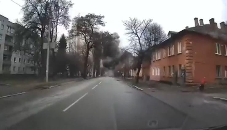 Russia-Ukraine War: कार के डैशबोर्ड में लगे कैमरे में कैद हुआ मिसाइल अटैक, देखे वीडियो 