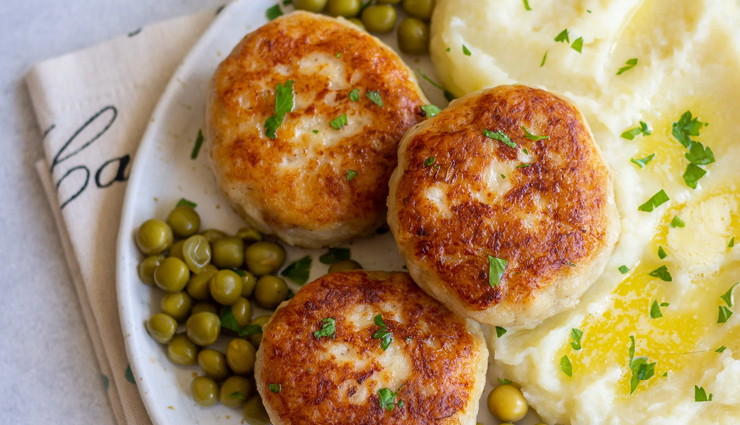 traditional russian cuisines,pelmeni,borscht,blini,kotleti,beef stroganoff